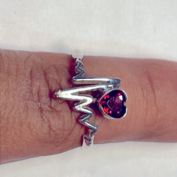 Heart pulse and red stone heart shapped ring - Picture 3 of 3